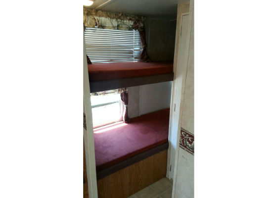 Keystone Sprinter Queen bed w/wardrobe